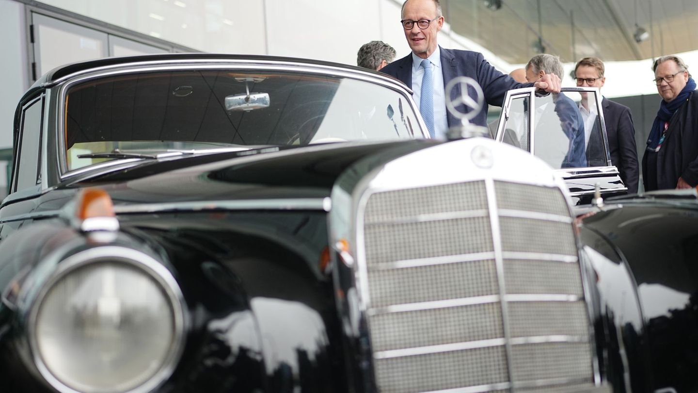 Merz begeistert sich für Adenauers Dienstwagen. Foto: Kay Nietfeld/dpa