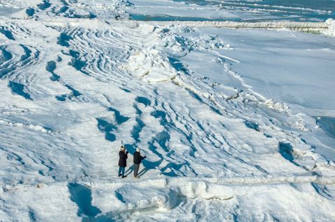 Frost und Schnee verwandelten den Ostseestrand von Usedom in eine Winterlandschaft. Foto: Jens Büttner/dpa