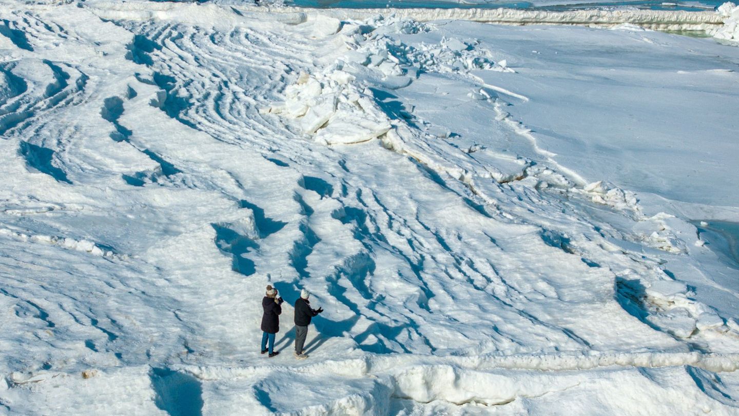 Winterwetter: Iglu und Eisberge am Ostseestrand vor Zempin