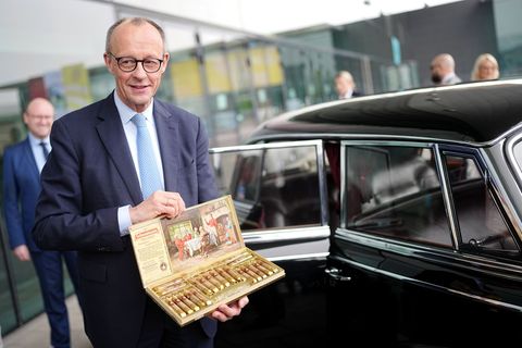 Kanzler und CDU-Chef Friedrich Merz inspiziert vor dem CDU-Parteitag in Stuttgart eine Limousine, wie sie der erste Kanzler Konr