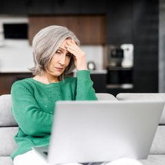 Frau verschränkt Hand im Gesicht