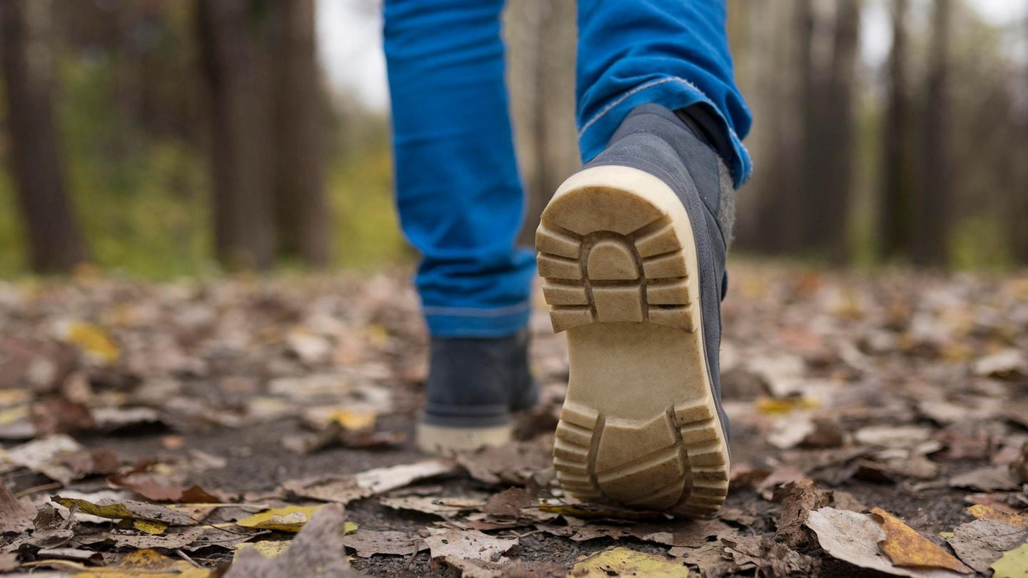 Ermittlungen in Bayern: Unbekannter leckt Frauen die Schuhsohlen ab