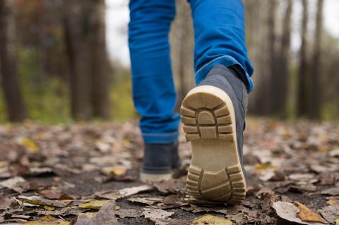 Der unbekannte Täter hat es auf Schuhsohlen am Aschaffenburger Hauptbahnhof abgesehen