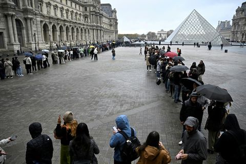 Touristen am Louvre