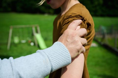 Der Mitarbeiter ist nach Behördenangaben vom Dienst freigestellt. (Symbolfoto) Foto: Annette Riedl/dpa