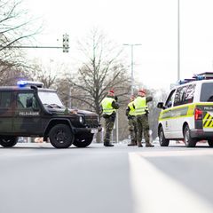 Unter anderem Feldjäger sind in Hannover im Einsatz. Foto: Michael Matthey/dpa