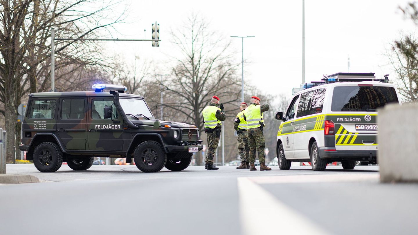 Unter anderem Feldjäger sind in Hannover im Einsatz. Foto: Michael Matthey/dpa