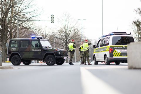 Unter anderem Feldjäger sind in Hannover im Einsatz. Foto: Michael Matthey/dpa