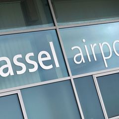 2025 hat der Flughafen voraussichtlich ein Minus von rund 5 Millionen Euro eingefahren. (Archivbild) Foto: Uwe Zucchi/dpa