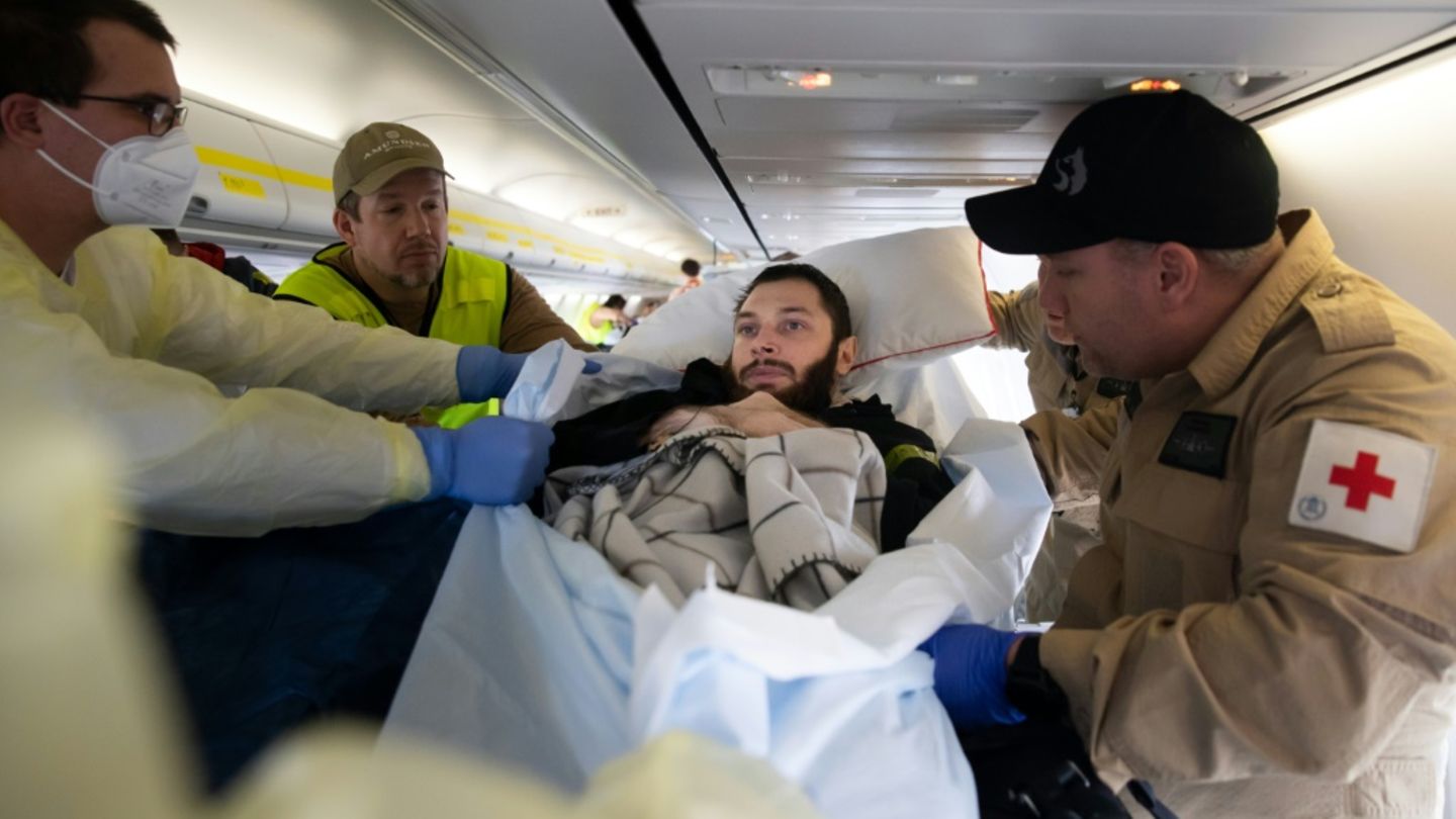 Verwundeter ukrainischer Soldat auf dem Weg nach Deutschland