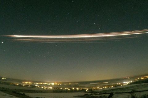 Ein Teil der Rakete Falcon 9 tritt am 19. Februar 2025 in die Atmosphäre ein. Foto: Gerd Baumgarten/Nature/dpa