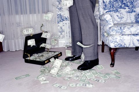 Ein offenbar reicher Mann mit einem Geldkoffer