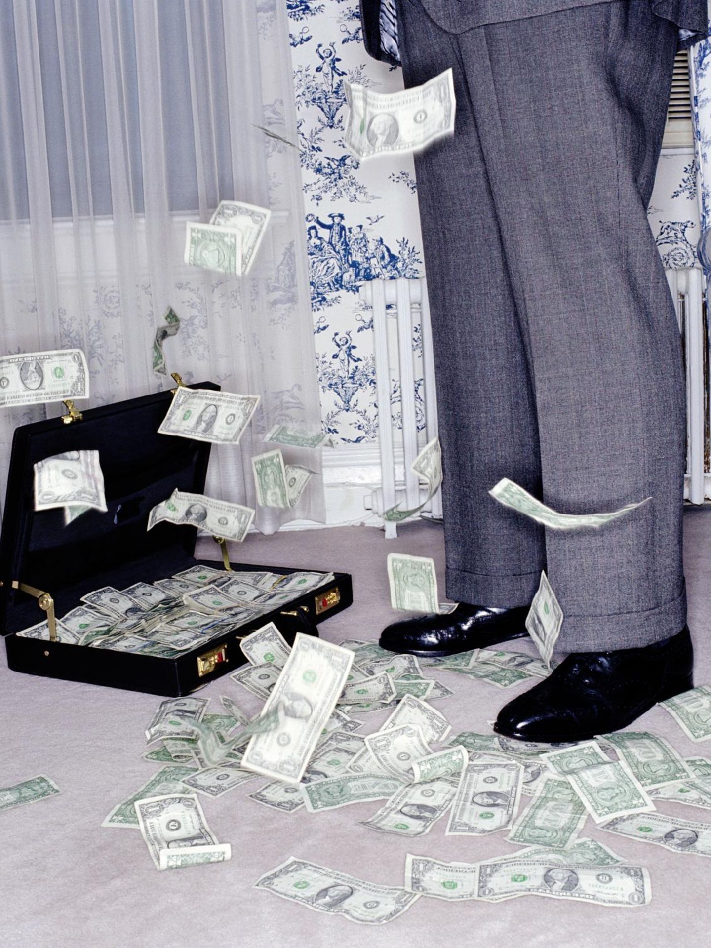 Ein offenbar reicher Mann mit einem Geldkoffer