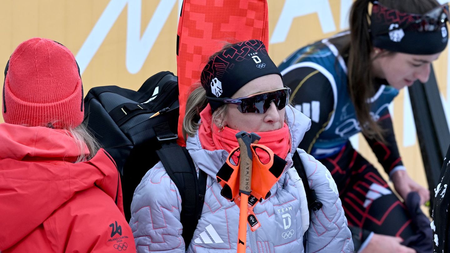 Nach dem Drama in der Staffel versteckte Franziska Preuß ihr Gesicht. Foto: Hendrik Schmidt/dpa