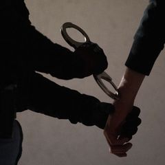 Drei Tatverdächtige wurden festgenommen, nach einem wird gesucht. (Symbolbild) Foto: Leonie Asendorpf/dpa