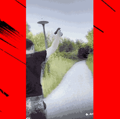 Waffen als Coolness-Accessoire, Rumballern in der Stadt: Ausschnitt aus einem der vielen Videos, die Mitglieder der Chatgruppe "Letzte Verteidigungswelle" miteinander teilten