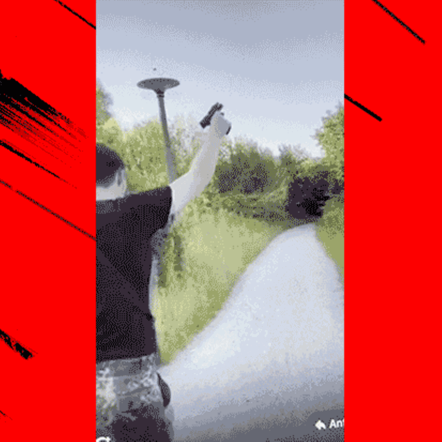 Waffen als Coolness-Accessoire, Rumballern in der Stadt: Ausschnitt aus einem der vielen Videos, die Mitglieder der Chatgruppe "Letzte Verteidigungswelle" miteinander teilten