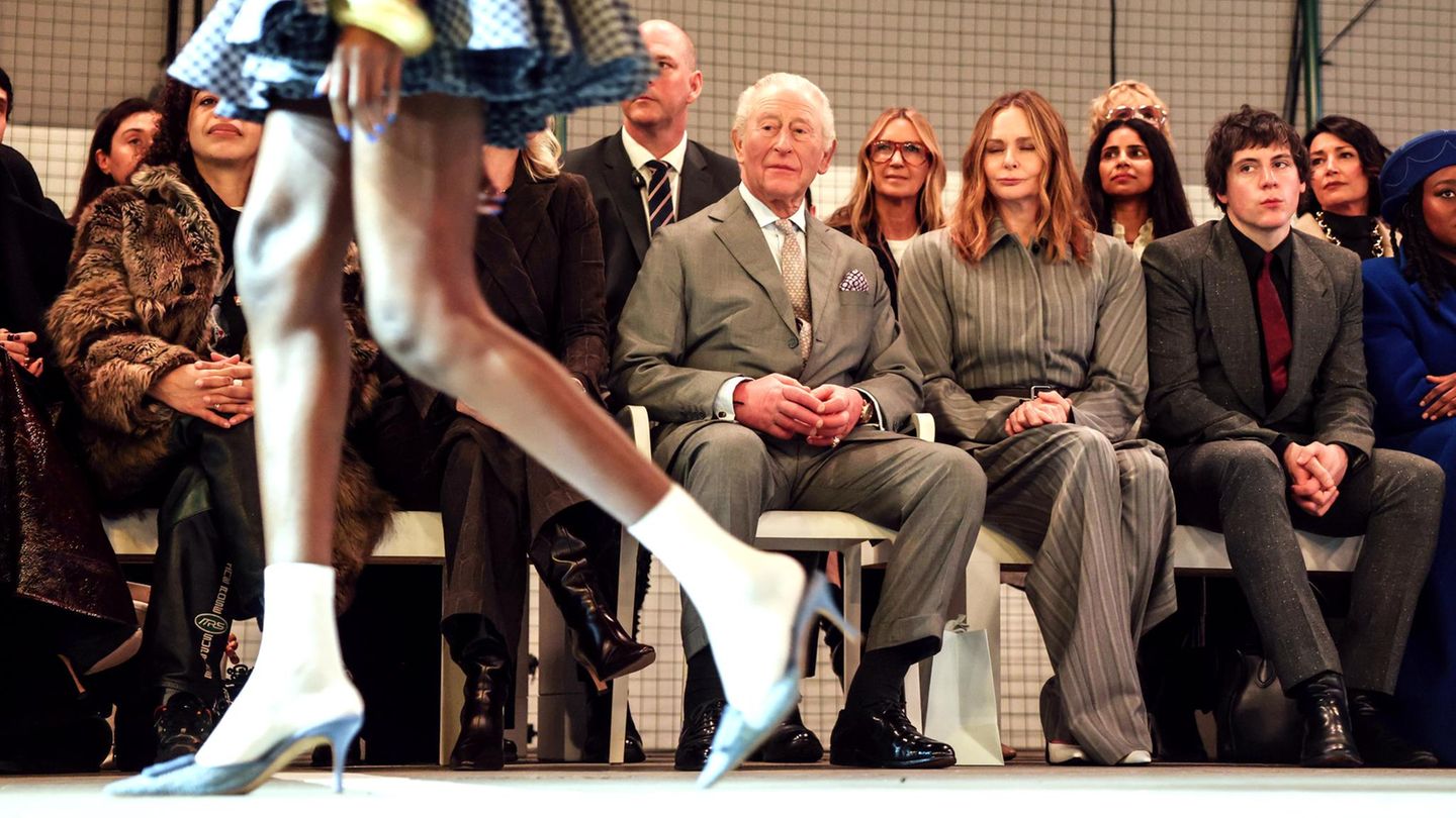 König Charles bei Modenschau