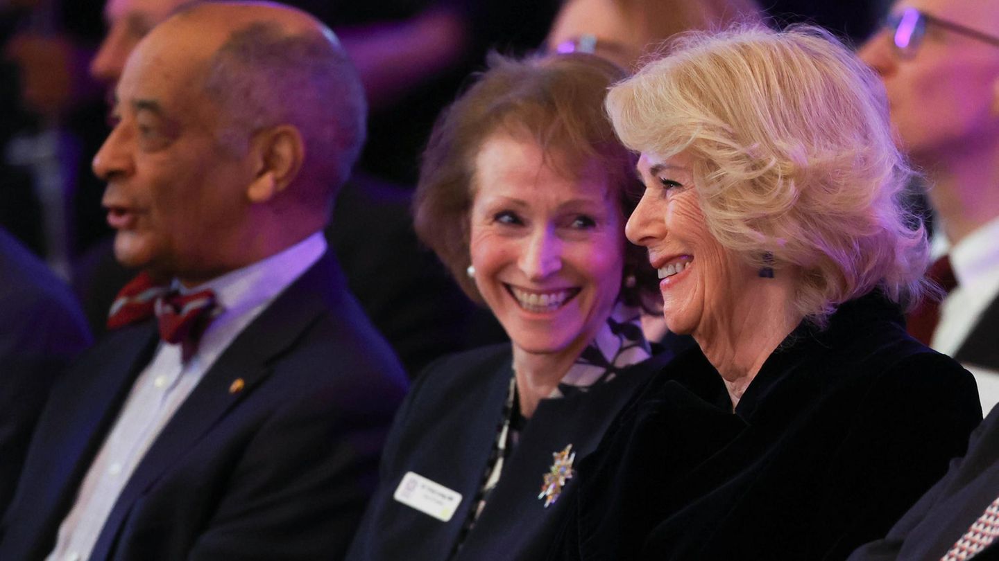 Auch Königin Camilla gab sich professionell. Für sie stand am Mittag ein Besuch in der Konzerthalle Sinfonia Smith Square auf dem Programm, wo sie eine Musikaufführung verfolgte – natürlich mit einem Lächeln auf dem Gesicht.