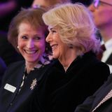 Auch Königin Camilla gab sich professionell. Für sie stand am Mittag ein Besuch in der Konzerthalle Sinfonia Smith Square auf dem Programm, wo sie eine Musikaufführung verfolgte – natürlich mit einem Lächeln auf dem Gesicht.