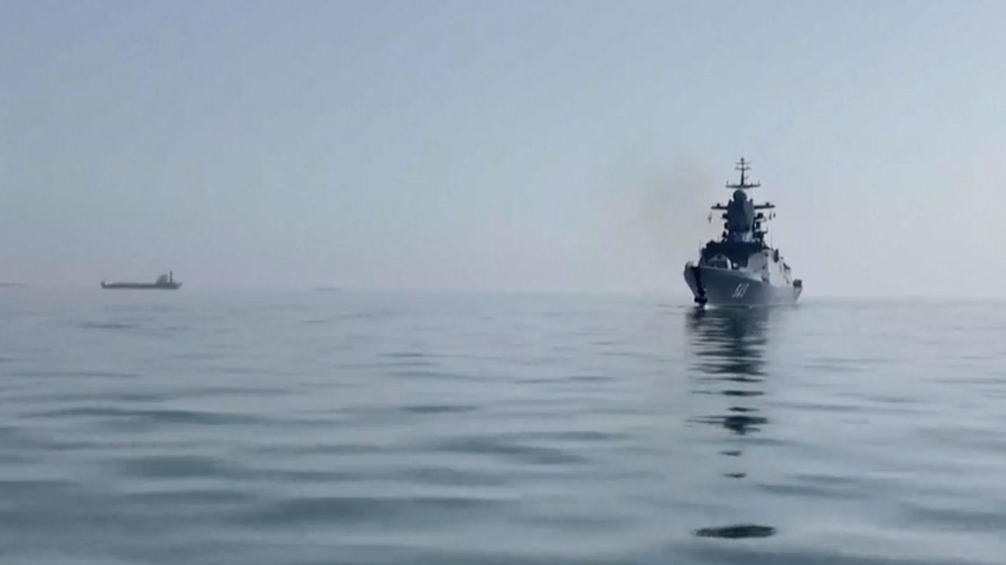 Militärmanöver im Nahen Osten: Großübung im Golf von Oman: Russland und Iran fahren Kriegsflotten auf