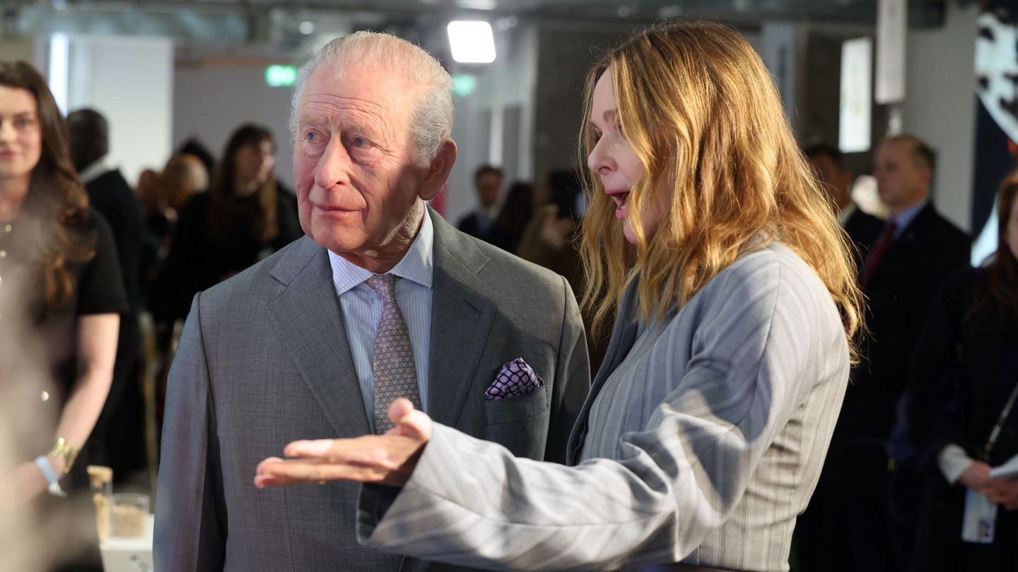 Am Rande der Modenschau machte Charles mit McCartney Konversation – Nachfragen von Reportern zur Festnahme von Andrew blockte er ab.