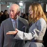 Am Rande der Modenschau machte Charles mit McCartney Konversation – Nachfragen von Reportern zur Festnahme von Andrew blockte er ab.