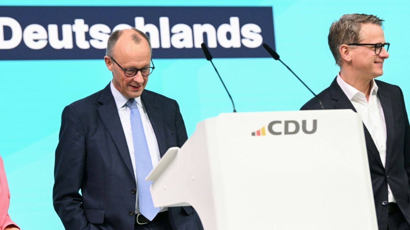 Merz und Linnemann auf Parteitagsbühne in Stuttgart