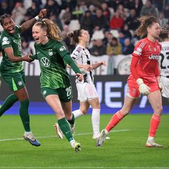 Wolfsburger Jubel: Torschützin Vivien Endemann und ihre Teamkollegin Lineth Beerensteyn (l) feiern den Treffer zum 1:0 bei Juven