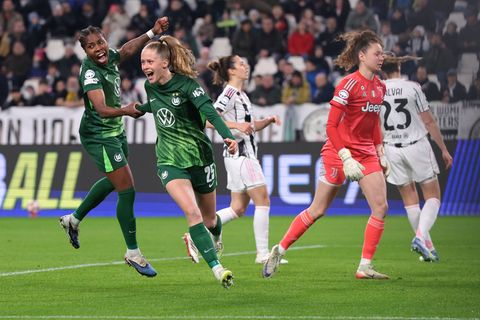 Wolfsburger Jubel: Torschützin Vivien Endemann und ihre Teamkollegin Lineth Beerensteyn (l) feiern den Treffer zum 1:0 bei Juven