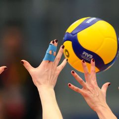 Die Dresdner Volleyballerinnen legen im Viertelfinale des CEV-Cups vor. (Illustration) Foto: Robert Michael/dpa