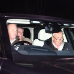 Andrew Mountbatten-Windsor (auf der Rückbank) beim Verlassen der Poilzeistation