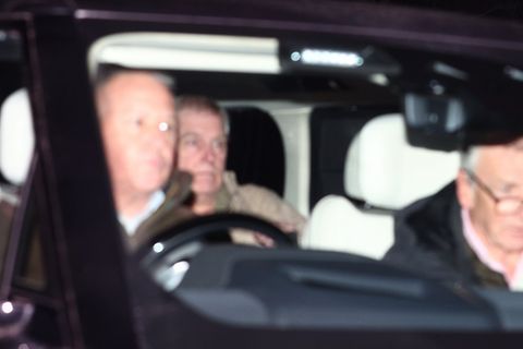 Andrew Mountbatten-Windsor (m.) bei seiner Rückkehr nach Sandringham am Abend des 19. Februar.