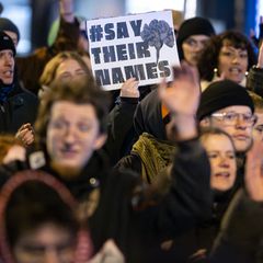 Demonstranten erinnern an den Anschlag. Foto: Boris Roessler/dpa