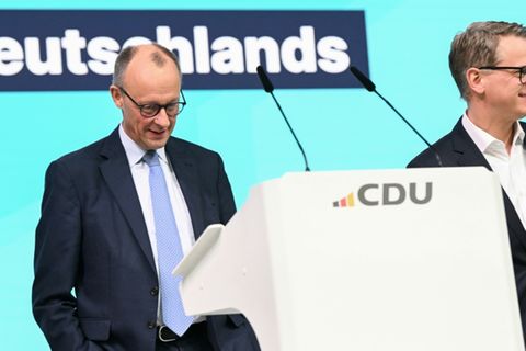 Merz und Linnemann auf Parteitagsbühne in Stuttgart