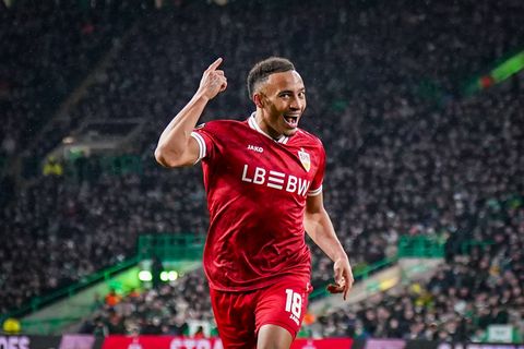 Jamie Leweling vom VfB Stuttgart jubelt über sein Tor gegen Celtic Glasgow in der Europa League
