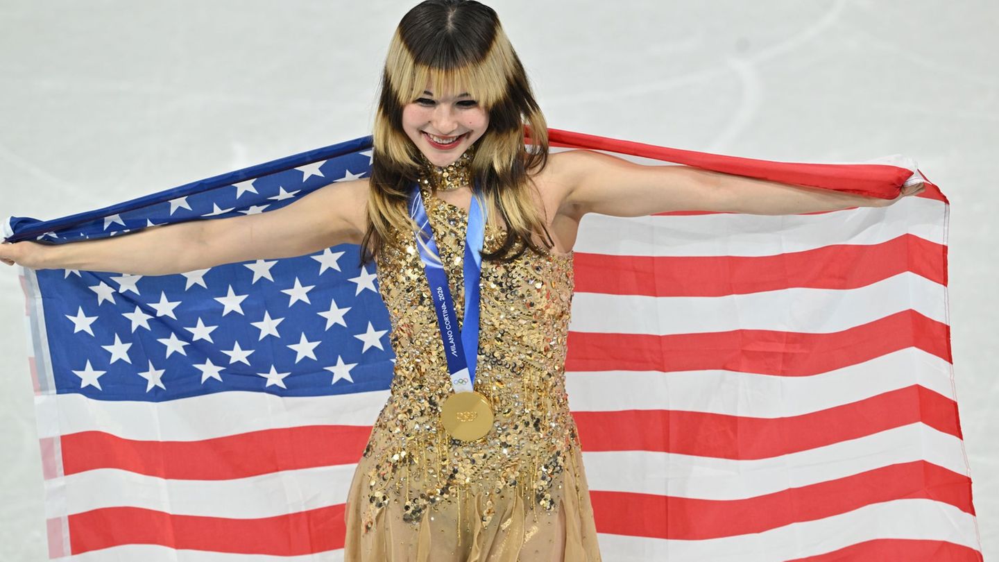 Alysa Liu bejubelt mit der US-Fahne ihre Goldmedaille. Foto: Peter Kneffel/dpa