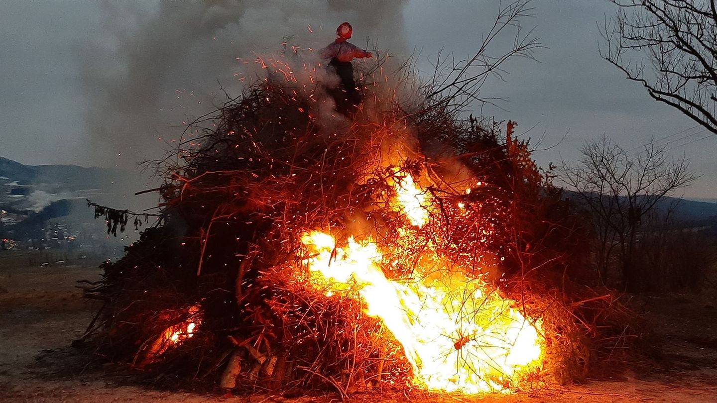 Nach alter Tradition soll mit den in der Rhön und im Fuldaer Raum weit verbreiteten Brauchtumsfeuern der Winter vertrieben werde