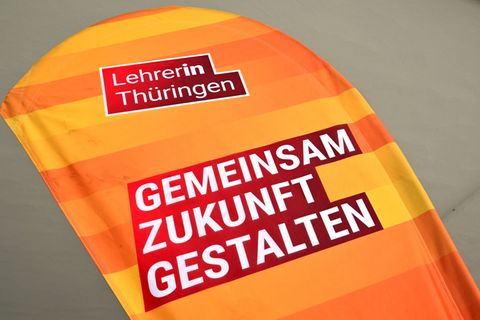 In Thüringen sind im ersten Schulhalbjahr mehr Lehrerinnen und Lehrer eingestellt worden. (Symbolbild) Foto: Martin Schutt/dpa