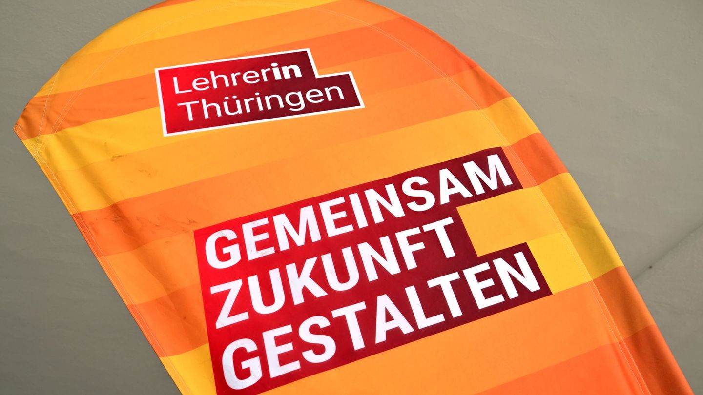 In Thüringen sind im ersten Schulhalbjahr mehr Lehrerinnen und Lehrer eingestellt worden. (Symbolbild) Foto: Martin Schutt/dpa