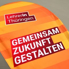 In Thüringen sind im ersten Schulhalbjahr mehr Lehrerinnen und Lehrer eingestellt worden. (Symbolbild) Foto: Martin Schutt/dpa