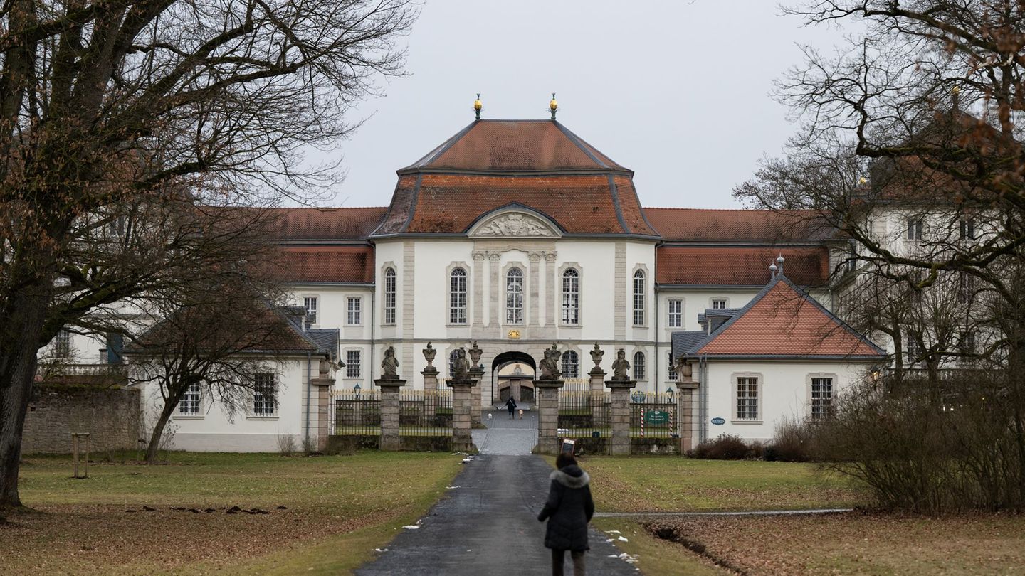 Der Garten des Schlosses ist bei Spaziergängern beliebt. Foto: Florian Wiegand/dpa