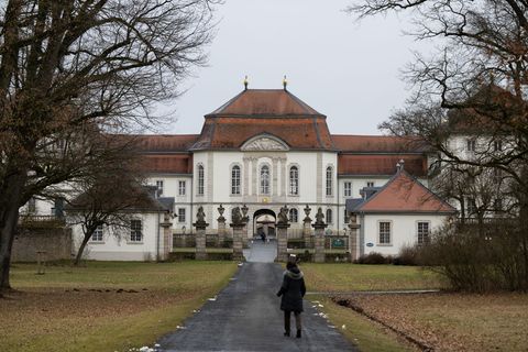 Der Garten des Schlosses ist bei Spaziergängern beliebt. Foto: Florian Wiegand/dpa