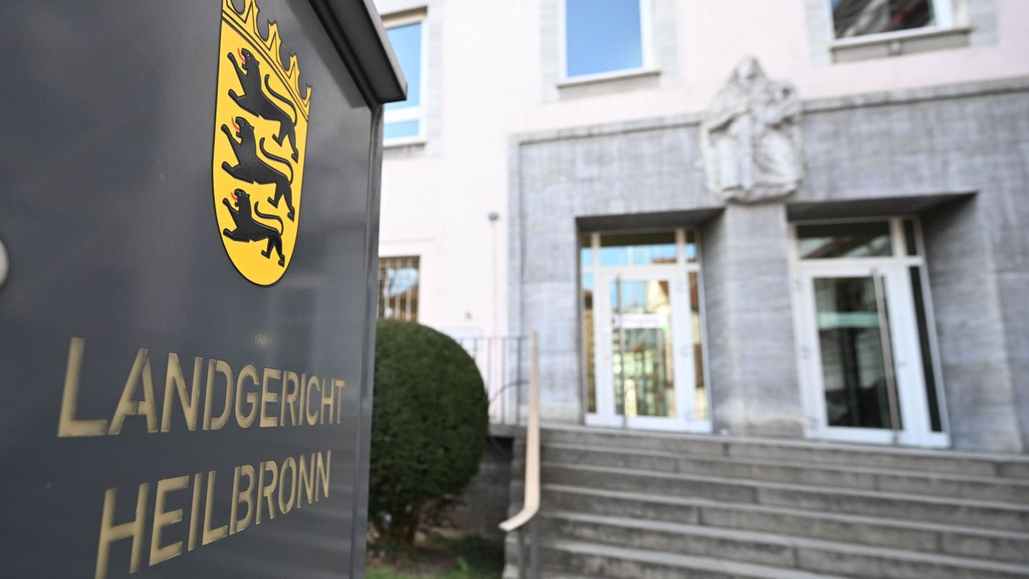 Bei dem Überfall soll ein Teil der Gruppe maskiert gewesen sein. (Archivbild) Foto: Bernd Weißbrod/dpa