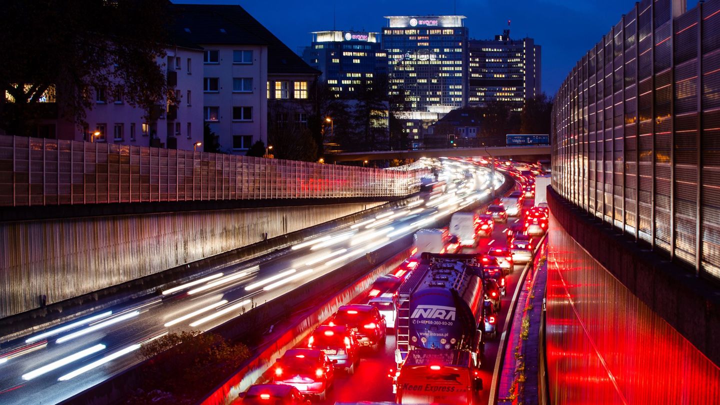 Die Gewerkschaft Verdi hat Beschäftigte der Autobahn-Tunnelleitzentralen in NRW zu Warnstreiks aufgerufen. (Symbolbild) Foto: Ma