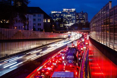 Die Gewerkschaft Verdi hat Beschäftigte der Autobahn-Tunnelleitzentralen in NRW zu Warnstreiks aufgerufen. (Symbolbild) Foto: Ma
