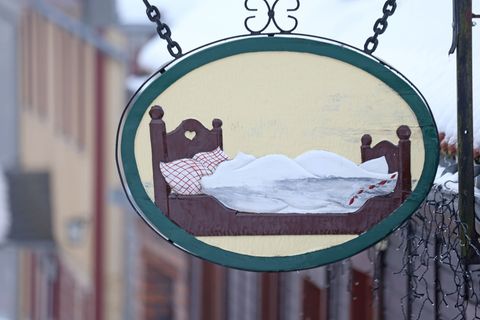 Gästekarten bieten oft freie Fahrten und Rabatte, stoßen aber an Kreis- und Ländergrenzen. (Symbolbild) Foto: Matthias Bein/dpa