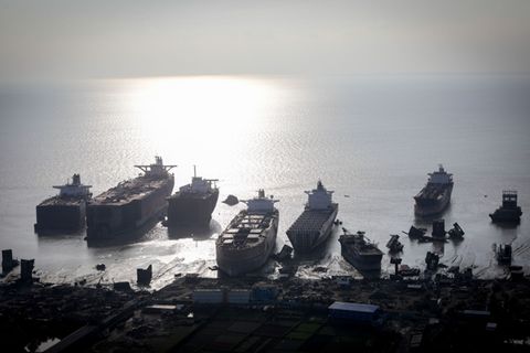 Schiffsrecycling findet derzeit vor allem im Ausland statt, sagen die Hamburger Regierungsfraktionen. (Archivbild) Foto: picture