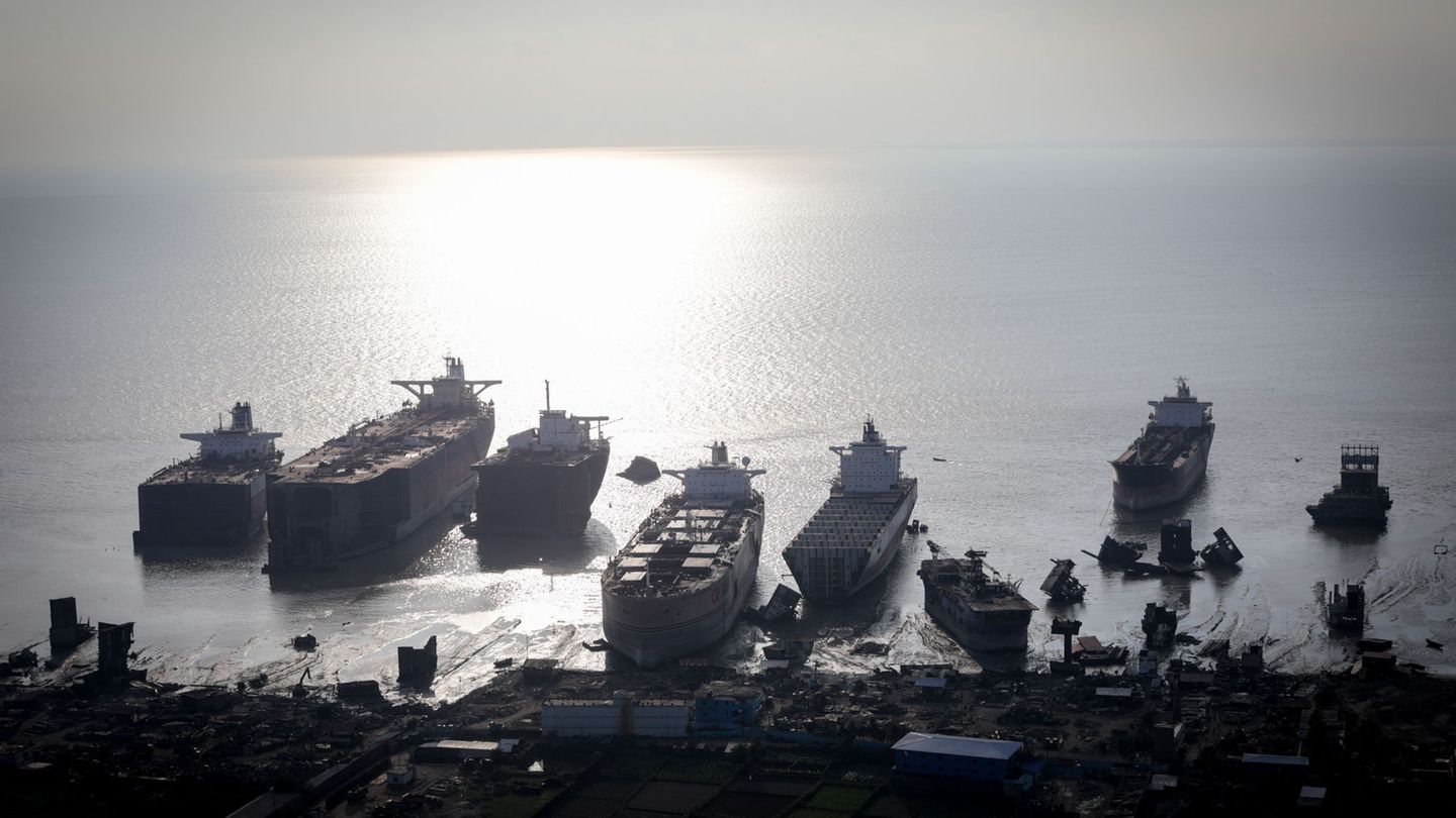 Schiffsrecycling findet derzeit vor allem im Ausland statt, sagen die Hamburger Regierungsfraktionen. (Archivbild) Foto: picture