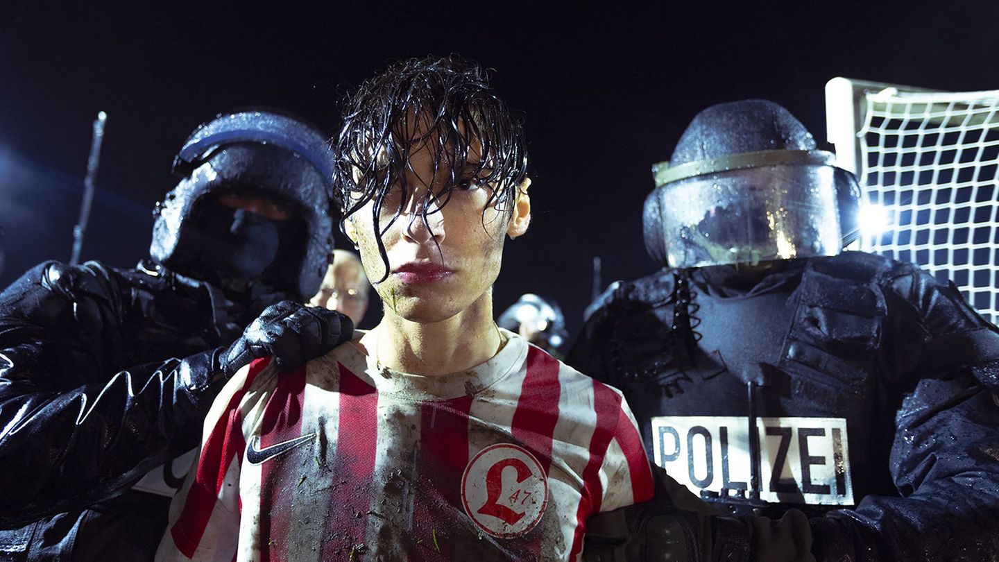 Festnahme beim Fußball: Wer hat Yusuf verraten? Foto: Anne Wilk/Discovery Communications Benelux B.V. HBO Max/dpa